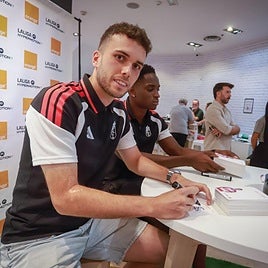 Sergio López firma autógrafos junto a Chinaza en un acto institucional.