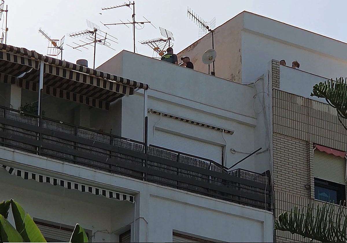 Guardia Civil inspeccionando el edificio en el que se encontraba el joven.