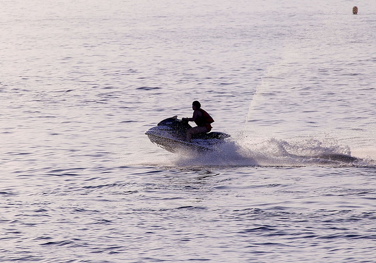 Fotografía de archivo de una moto de agua.