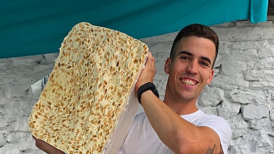 El granadino que recorre los pueblos vendiendo bloques de turrón «de más de 50 kilos»