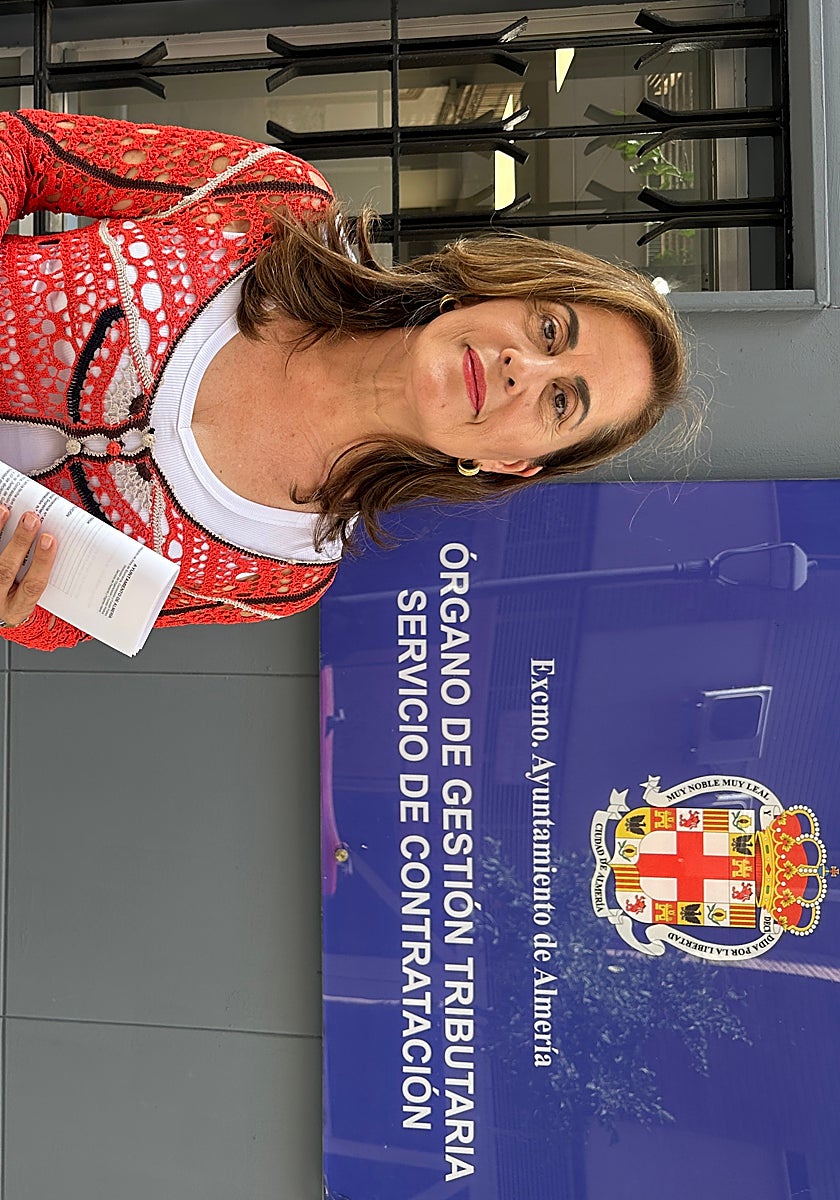Carmen Aguilar, ante las oficinas del Órgano de Gestión Tributaria.