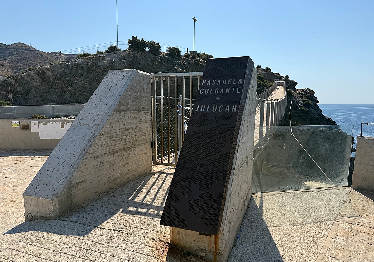 Pasarela colgante de Torrenueva Costa.