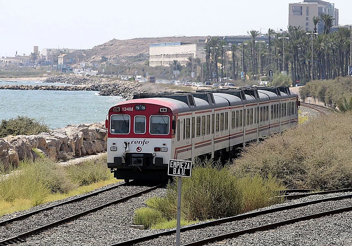 Un Cercanías circula entre Murcia y Alicante por el tramo de costa, que será desmantelado.