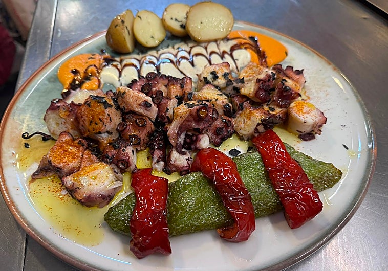 Imagen principal - El restaurante de carretera de Granada «que estaba muerto» y ahora se encuentra «siempre hasta arriba»