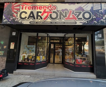 Imagen secundaria 1 - Abre en Granada una tienda especializada en TCG: «Hay cartas que valen miles de euros, para muchos es una inversión»