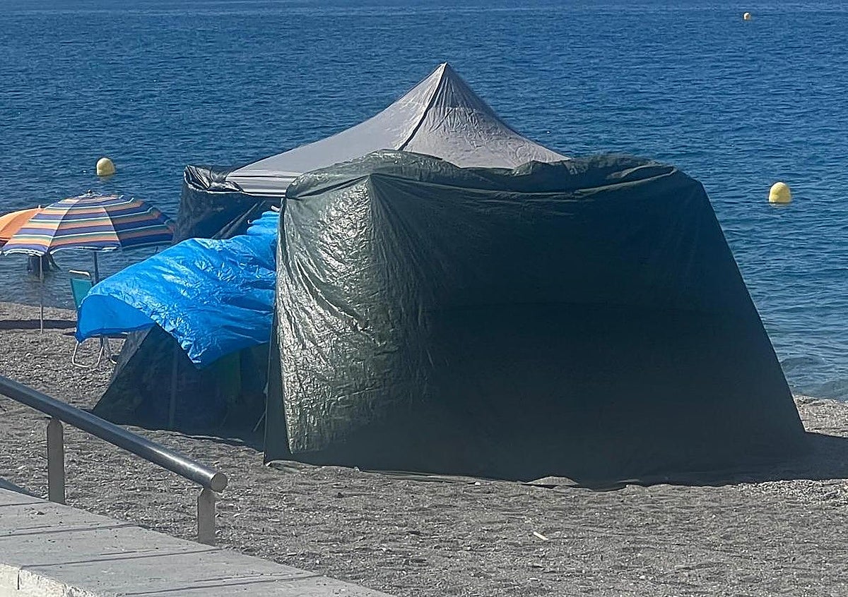 Carpas cerradas en Salobreña