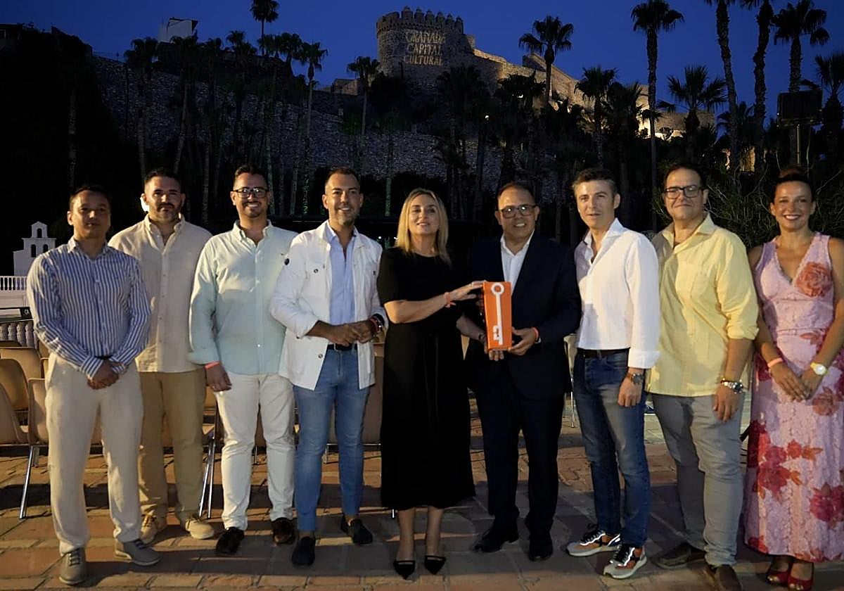 La alcaldesa de Granada, Marifrán Carazo, y el alcalde de Almuñécar, Juan José Ruiz Joya, sujetan la llave de la Capitalidad.