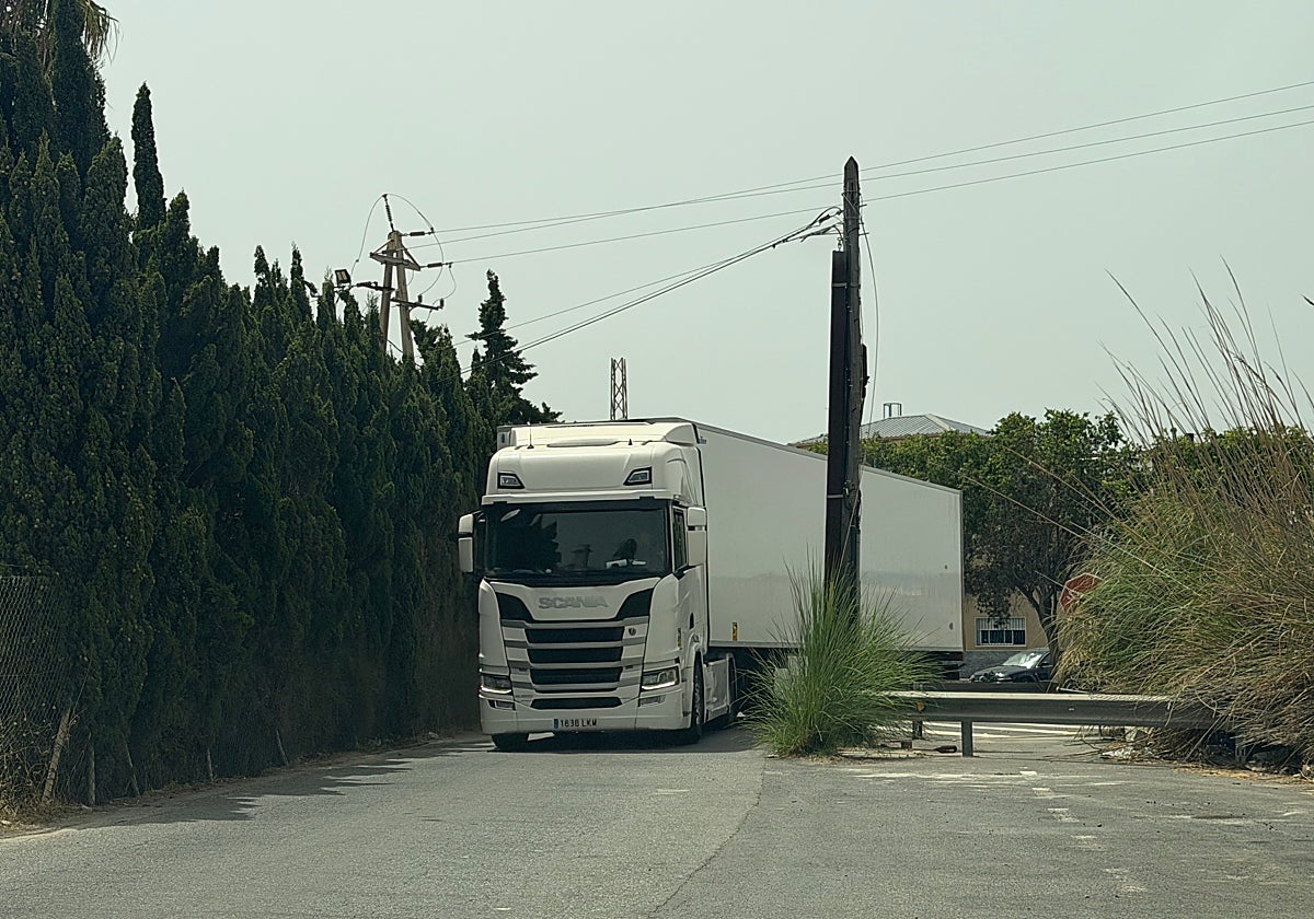 Uno de los traiiler de una empresa saliendo de la N-323
