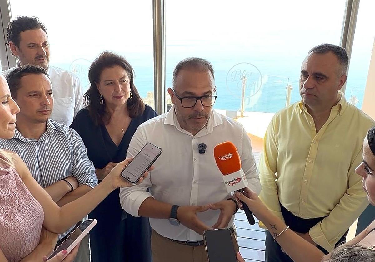 El alcalde de Almuñécar, Juan José Ruiz Joya, junto al presidente de Diputación, Francis Rodríguez