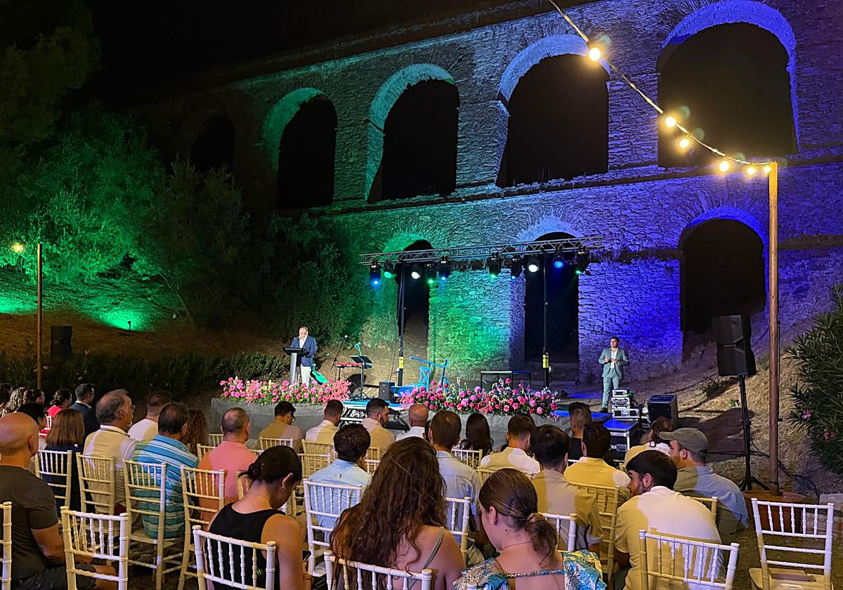 Ubicado en el Parque del Acueducto, junto al histórico acueducto romano y la urbanización Santa Cruz, este enclave se ha consolidado como una de las referencias del verano sexitano