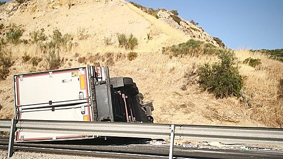 Reabierta la A-92 tras el choque entre un camión y un coche que dejó un herido