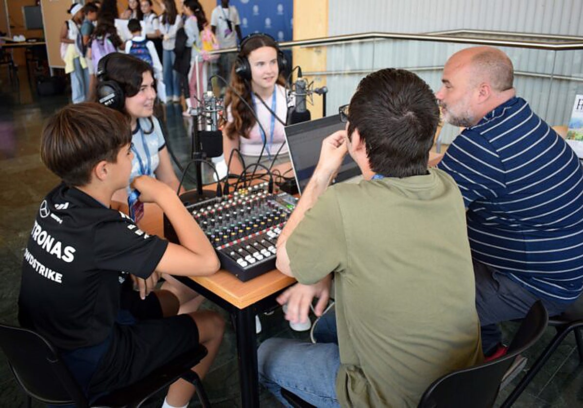 Las radios escolares, una de las iniciativas que se incluyen dentro del programa 'ComunicA'.
