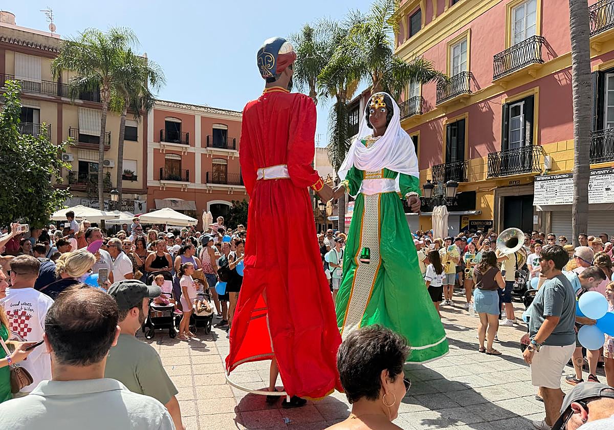 La jornada de este sábado comenzó con la tradicional suelta de globos, al que siguió el pasacalles de gigantes y cabezudos