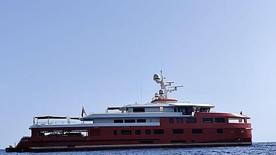 El yate de lujo 'rompehielos' que deslumbra en La Herradura