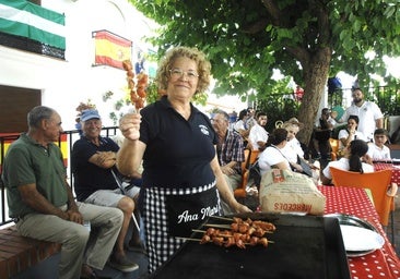 Una de las mayordomas preparando pinchitos en las fiestas de Gu&aacute;jar Farag&uuml;it.