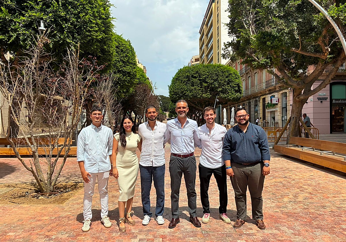 Ramón Fernández-Pacheco, junto a los cinco representantes.