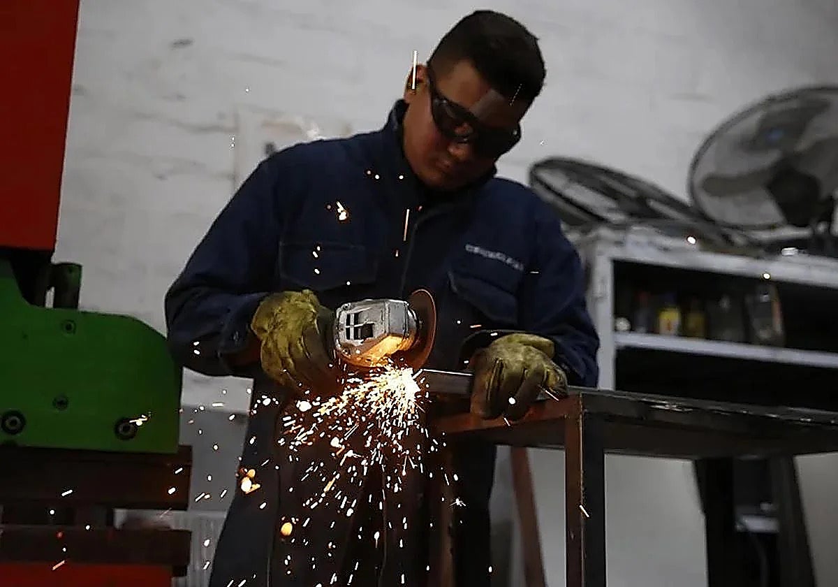 Fotografía de archivo de un hombre trabajando en una fábrica
