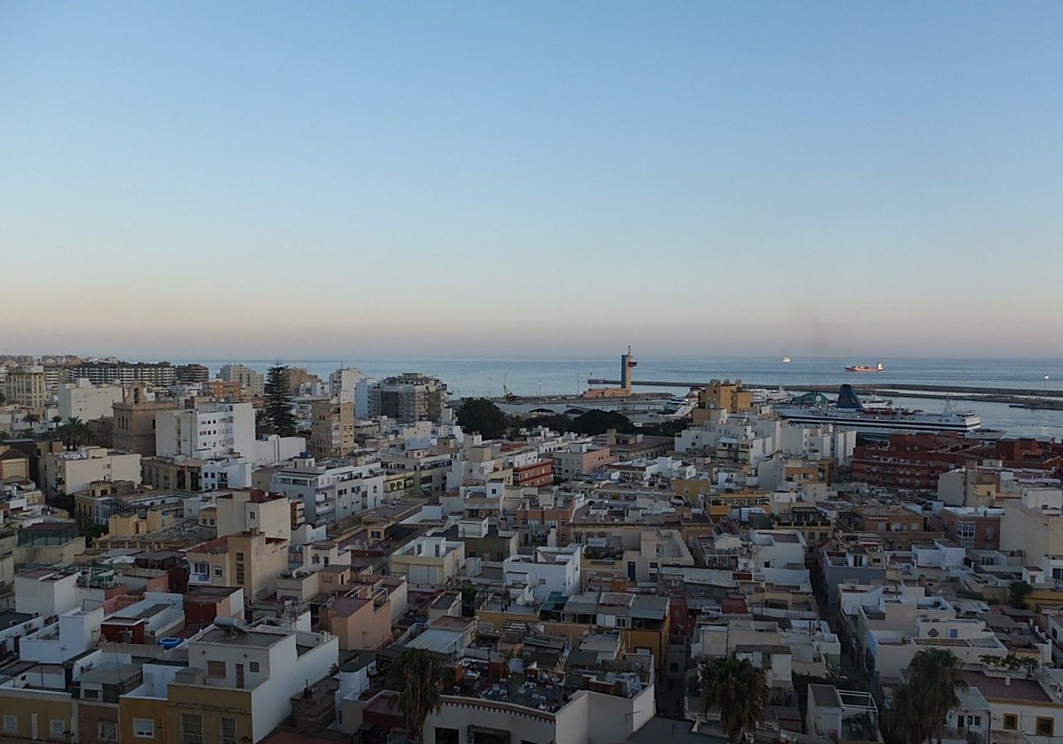 Vistas de la ciudad de Almería, con el puerto al fondo.
