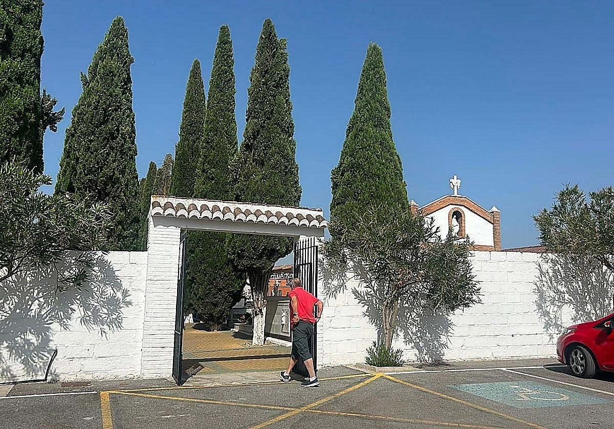 Acceso al cementerio de Valderrubio.