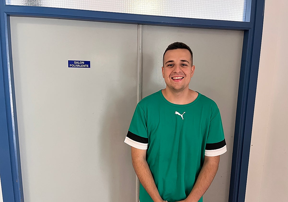 Antonio Fernández es monitor en la escuela de verano del centro de Ciudad Jardín-Levante.