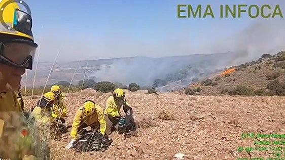 El Infoca estabiliza el incendio en Jayena tras movilizar efectivos por tierra y aire