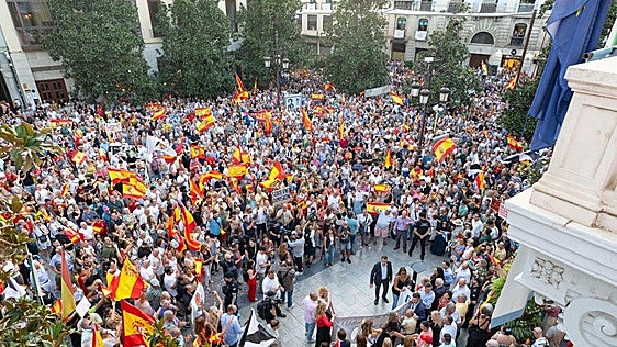 Miles de granadinos salen a la calle para mostrar su apoyo a Ceuta