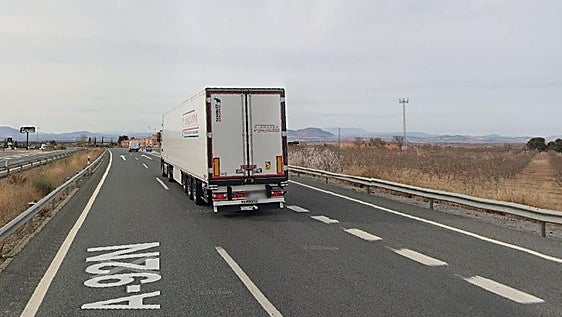 El vuelco de un camión en la A92N deja una persona herida y obliga a cortar un carril