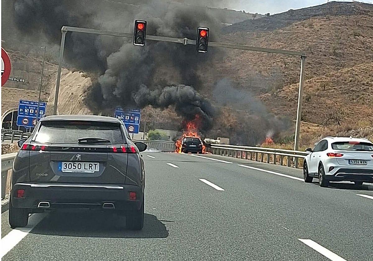 Un vehículo sale ardiendo en la A-7 a la altura de Molvízar y obliga a movilizar a los bomberos