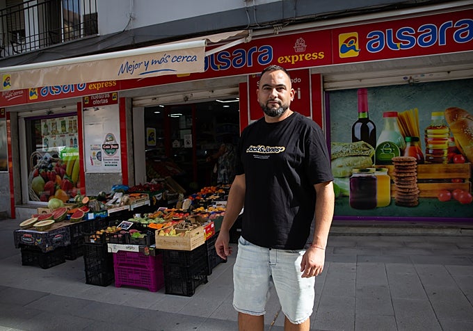 Christian delante de su supermercado.