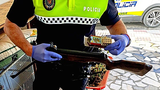 El robo de un proyector del centro de salud de Íllora lleva a la Policía hasta hombre con una orden de ingreso en prisión