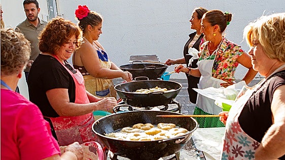 San Vicente cumple con la tradición y reparte 2.000 buñuelos a los almerienses más madrugadores