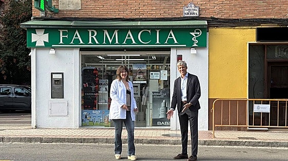 Adiós a dar vueltas: las farmacias de Granada permiten aparcar en la puerta