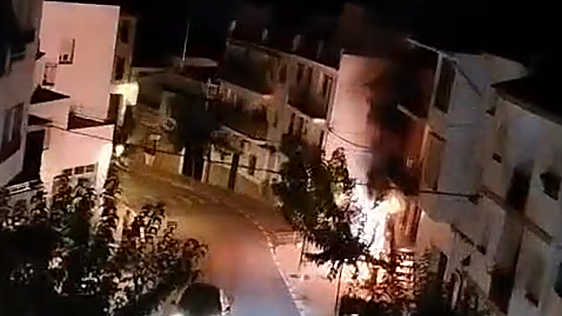 Dos incendios durante la madrugada sobresaltan a los vecinos de Cambil