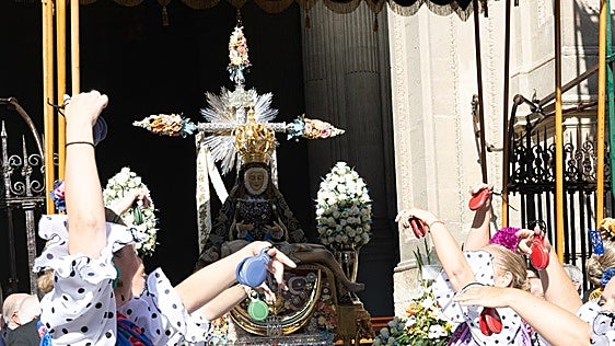 Las imágenes de la ofrenda floral a la Virgen de la Angustias en la Catedral
