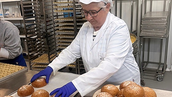 Crean «el bollo de Graná»: «Es una mezcla de torta de la Virgen y suizo»