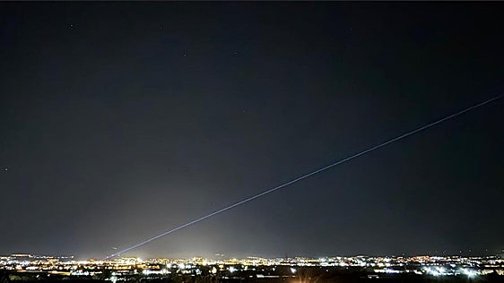 El misterio que hay detrás de la línea azul que atravesó el cielo de Granada