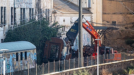 Paralizan el desguace de los vagones abandonados junto a la estación de Guadix