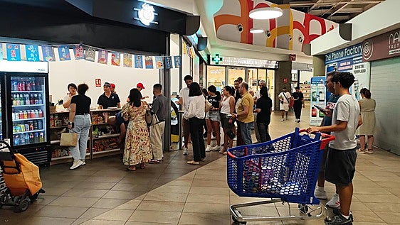 El sushi para llevar de Carrefour que siempre tiene grandes colas y ofrece dos bandejas por 10 euros