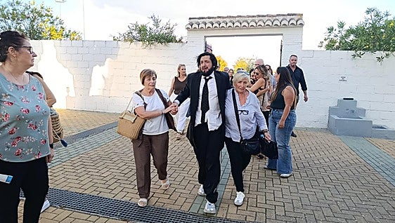 Rafael Amargo despide a su padre, Florentino García, en Valderrubio, arropado por familiares y amigos