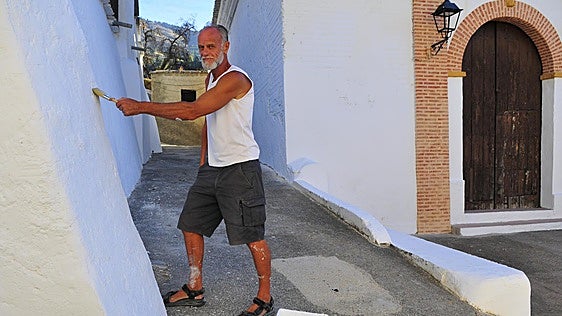 Un inglés que solo puede usar su mano izquierda pinta gratis los espacios públicos de un pueblo de Granada