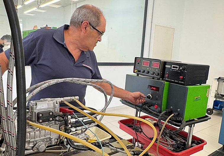 Imagen principal - El laboratorio granadino de inyección que no para de crecer con talento joven y una tecnología única