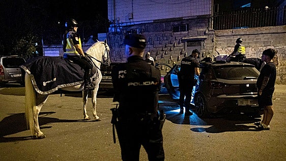 Más de 100 identificados por las peleas de toxicómanos en un gran despliegue con helicóptero y caballería