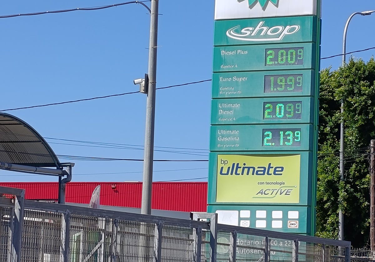 De 14 a 27 euros, la diferencia de llenar el depósito en el surtidor más caro o más barato de la provincia de Almería | Ideal