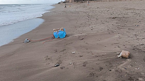 Aparece un fardo de hachís fondeado con un GPS en Mojácar