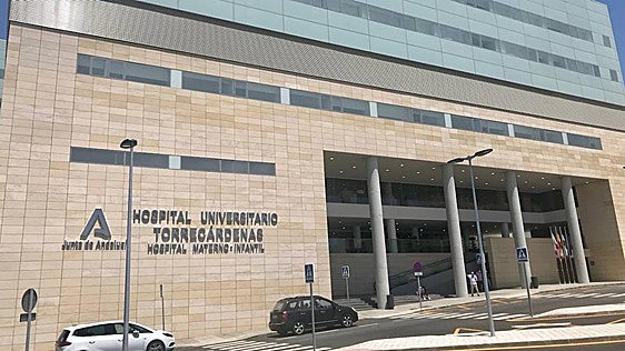 Propina un puñetazo a una sanitaria y agrede a un vigilante: denuncian un ataque violento de un paciente en Torrecárdenas