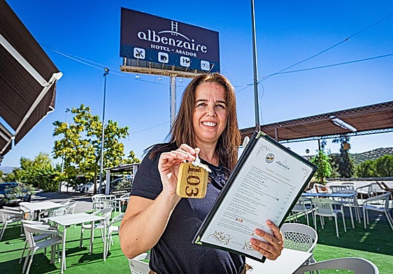 Conchi Díaz con las llaves de una habitación del hotel y la carta del restaurante Albenzaire.
