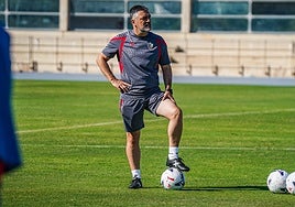 García Pimienta dirigiendo uno de los entrenamientos antes de medirse al Mallorca