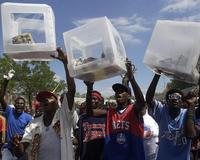 Seguidores de Preval toman las calles de Haití denunciando fraude electoral