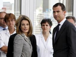 Los Príncipes de Asturias recorren los hospitales madrileños donde se encuentran ingresados los 19 supervivientes del accidente aéreo./ EFE