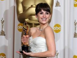 Una emocionada Penélope Cruz posa con su Oscar a la Mejor Actriz Secundaria. /Afp